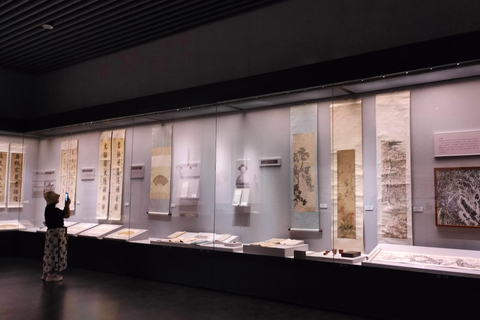 Guilin: Elephant Trunk Hill, Ludi Rock, & Museum Tour