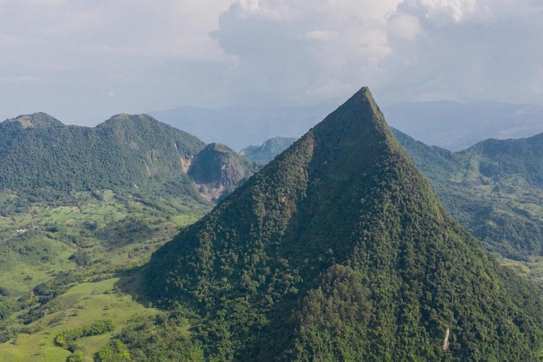 MEDELLÍN: WEJDŹ I ZDOBĄDŹ NATURALNĄ PIRAMIDĘ CERRO TUSAMedellin: Wycieczka piesza Cerro Tusa ze śniadaniem i lunchem