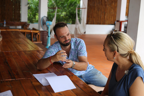 Maak etherische olie met een dorpsherbalist in de buurt van Phnom PenhMaak etherische olie met een kruidendokter in een dorpje bij Phnom Penh