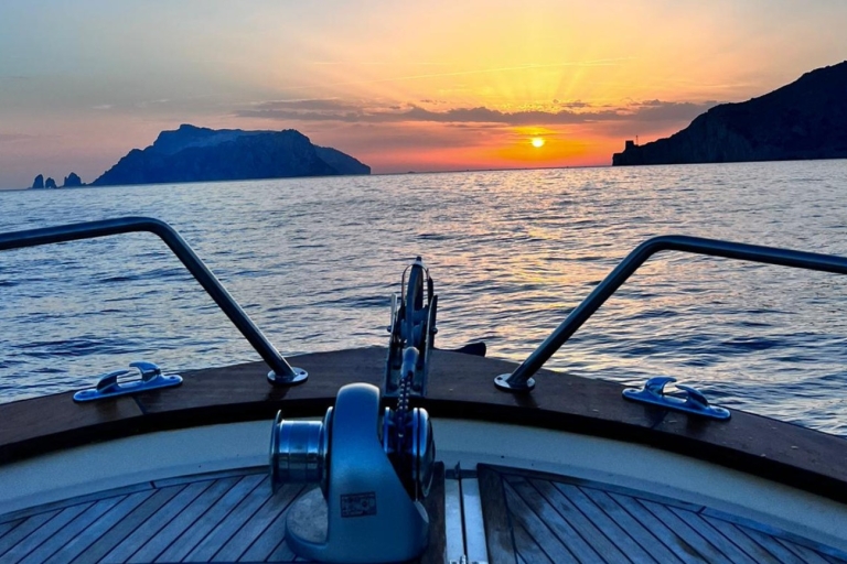 Amalfi : Croisière privée en apnée à Capri et sur la côte avec brunchau départ d'Amalfi : Excursion en bateau sur la côte de Capri&Amalfi avec Gozzo