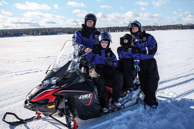 Familie Schneemobilfahren