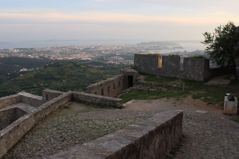 Split: Visita panorámica de la ciudad al atardecer en KlisExcursión nocturna al atardecer en Klis