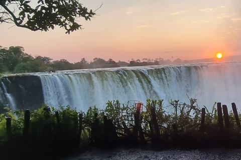 Tour bij zonsopgang door de majestueuze Victoriawatervallen - begeleid