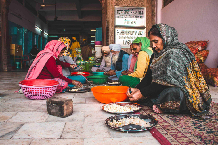 Old Delhi: 4 Hour Guided Walk with transfers & Entry Ticket