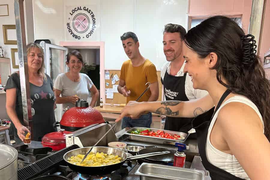 Spaanse tapas-kookles in de avond met livemuziek