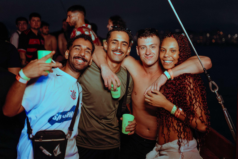 Rio de Janeiro: Sunset Boat Party with DJ and Drinks
