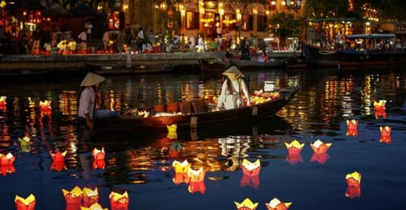 Hoi An : Hoai River Boat Trip by Night and Floating Lantern