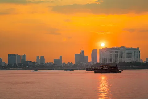 Cruzeiro guiado ao pôr do sol em Phnom Penh e passeio noturno pela cidade - Vespa Adventure