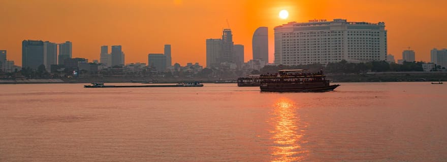 Croisière commentée au coucher du soleil à Phnom Penh et visite de la ville en soirée Aventure Vespa