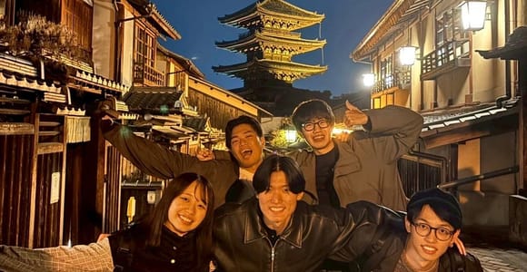 Kyoto: Gion & Geisha Night Walk with Local Students