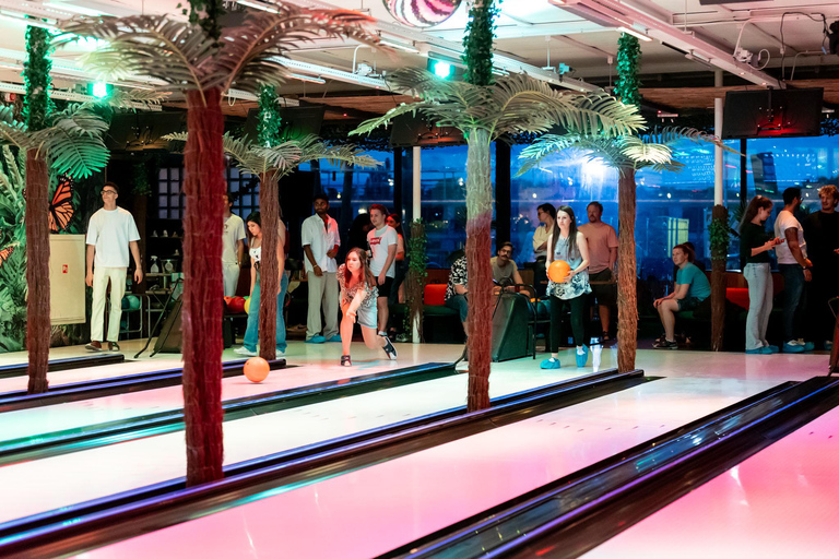 Amsterdam: 1-uur LED Bowling Experience bij Aloha AmsterdamAmsterdam: 1 uur lang LED-bowlingervaring