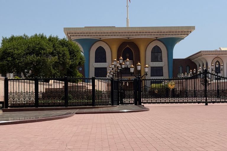 Muscat: Private City Tour with a Local Guide & Full Transfer