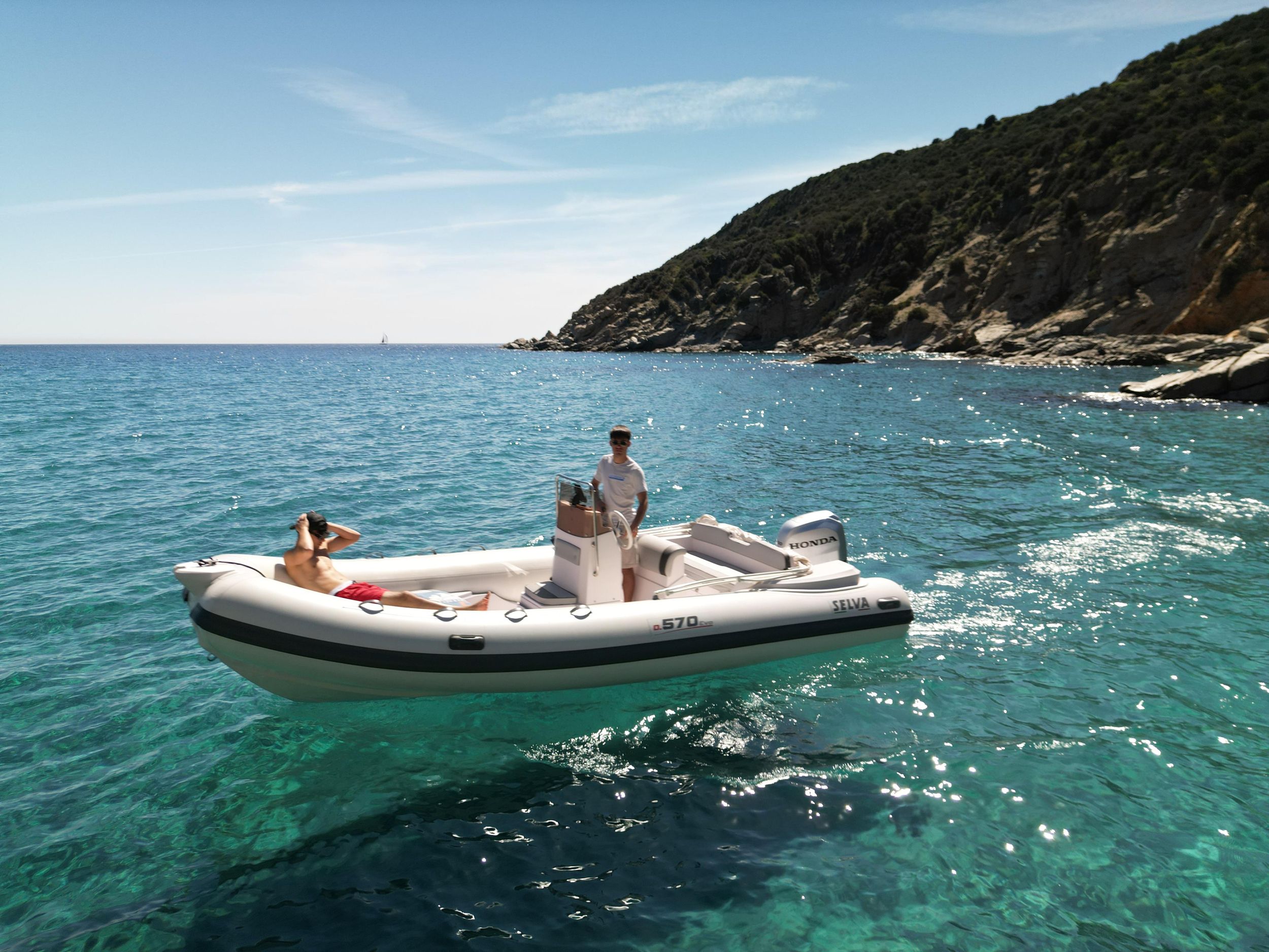Selbstständige Tour mit Schlauchboot 100 PS Verleih für 9 Personen | Villasimius Carbonara
