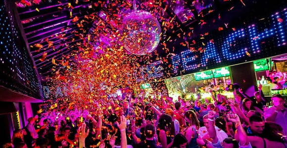 Budapest: 5-Stop VIP Nightlife Tour with Shots & Club Entry