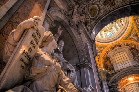 ローマ：バチカン市国とシスティーナ礼拝堂ツアー、大聖堂への入場付き