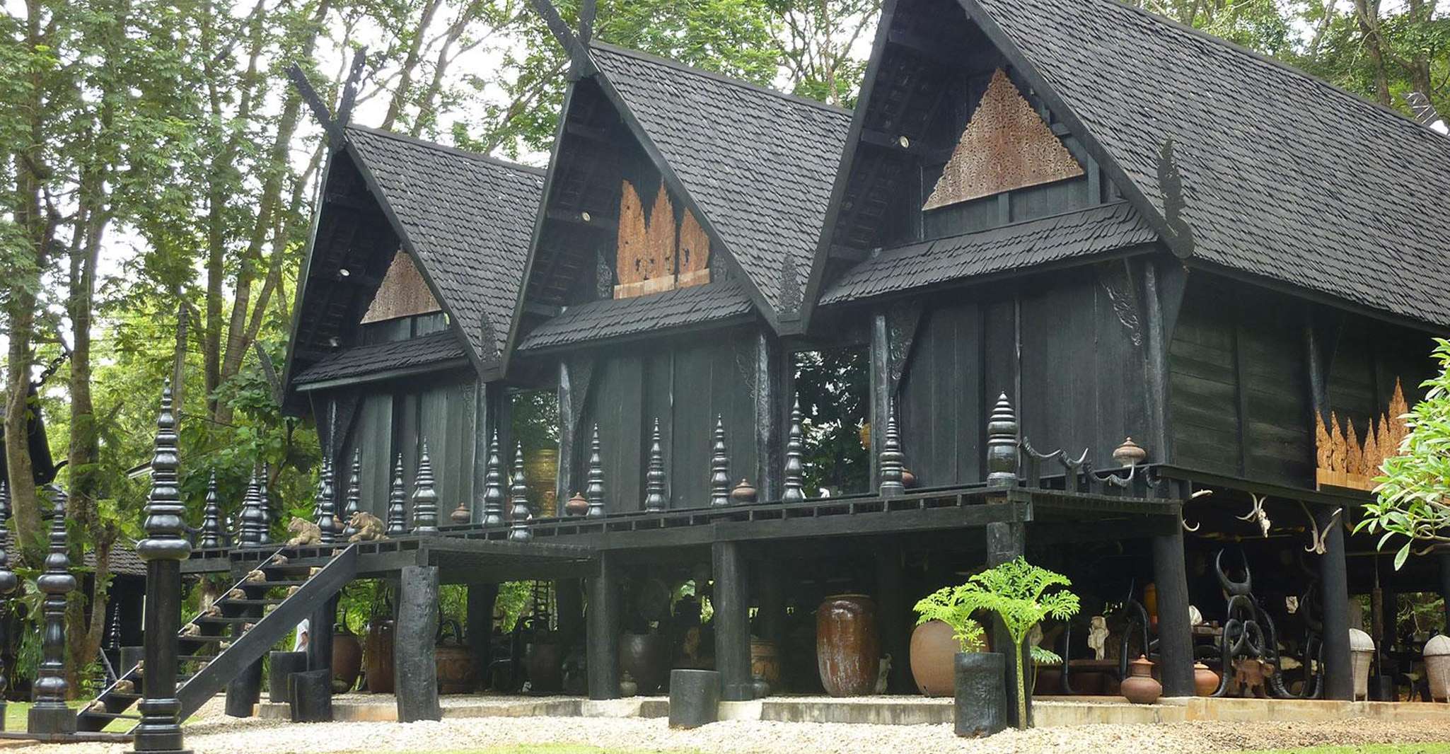 From Chiang Mai, White Temple Black House and Blue Temple - Housity