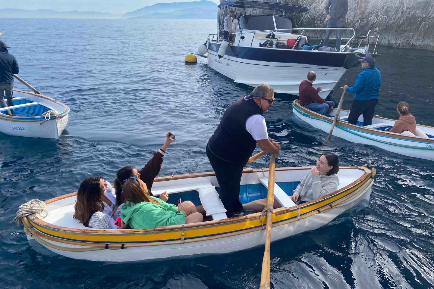 Positano: Tour in Barca Condiviso a Capri e Grotta Azzurra con Bevande