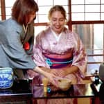 Cerimonia del tè in stile da tavola in una machiya centenaria di Kyoto