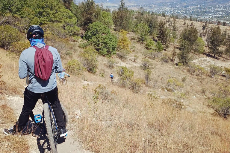 Passeio de bicicleta pelas antigas trilhas locais: Monte Alban e Atzompa