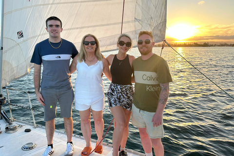 Gold Coast: Crociera in barca a vela al tramonto con cibo e bevande incluse