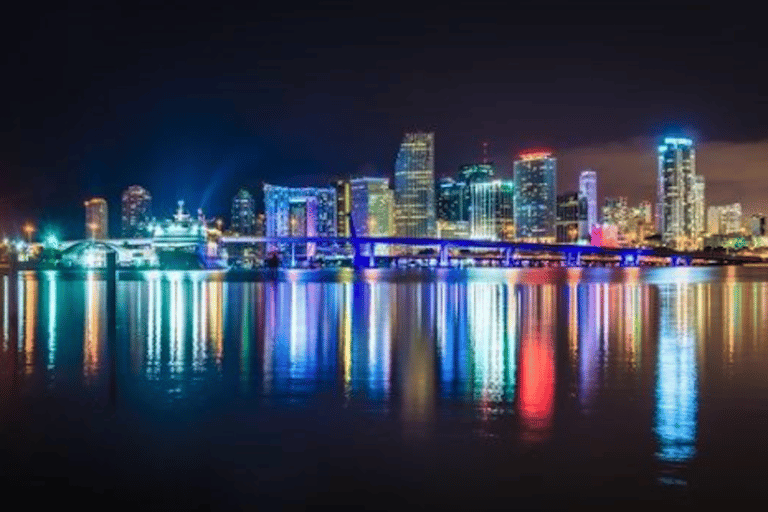 Miami: Party Yacht Cruise with Open Bar and DJ