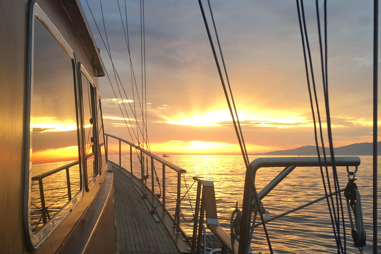 Mykonos : Croisière au coucher du soleil avec dîner léger et boissonsCroisière au coucher du soleil avec prise en charge et retour à l'hôtel