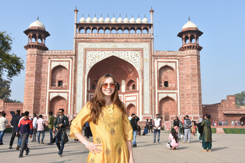 Delhi : Excursion d'une journée au Taj Mahal avec petit-déjeuner dans un hôtel 5 étoilesVoiture + chauffeur + guide + billets d'entrée et petit déjeuner à 5 étoiles