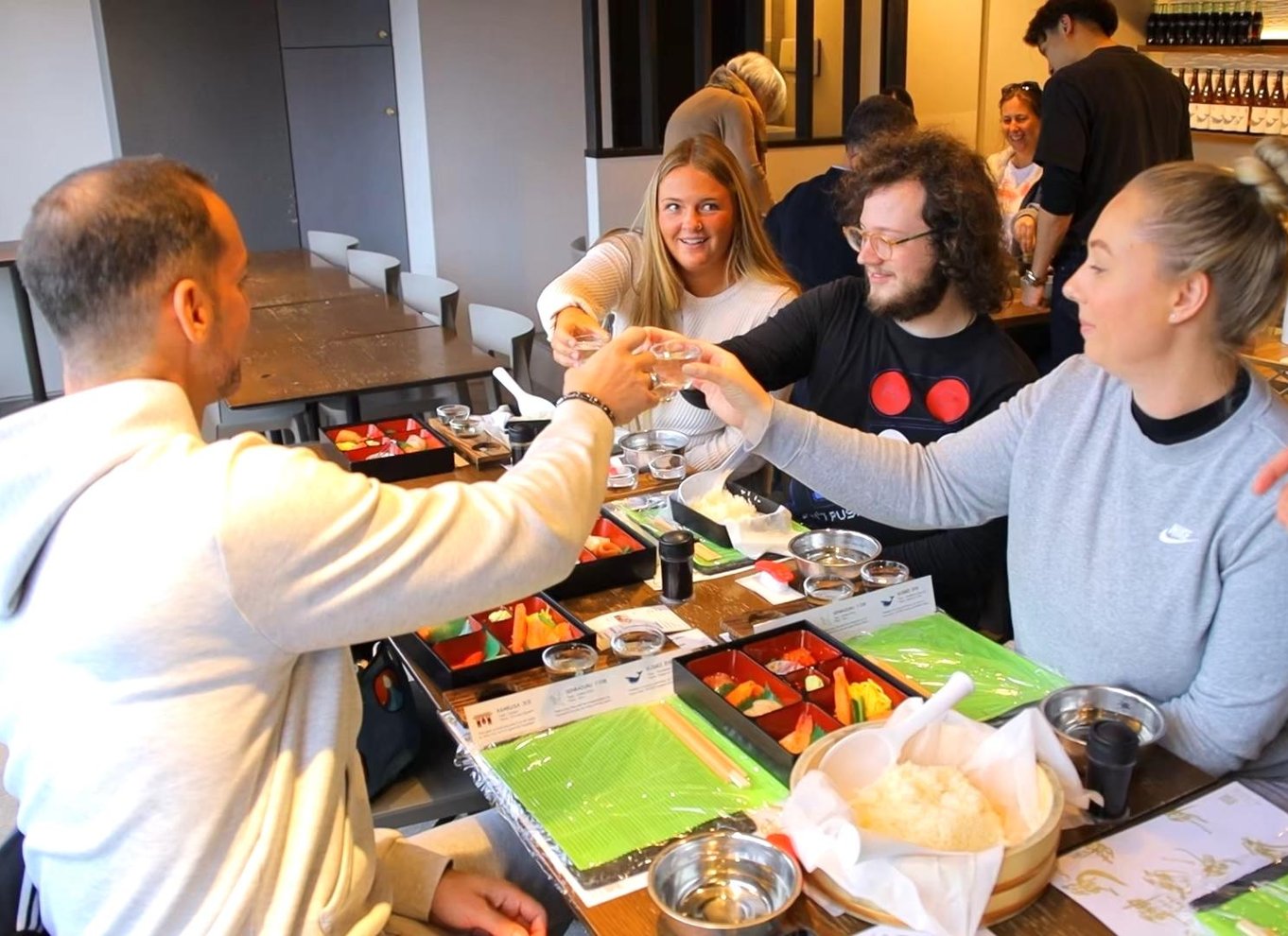 Tokyo: Kursus i rulning og tilberedning af autentisk sushi i Asakusa