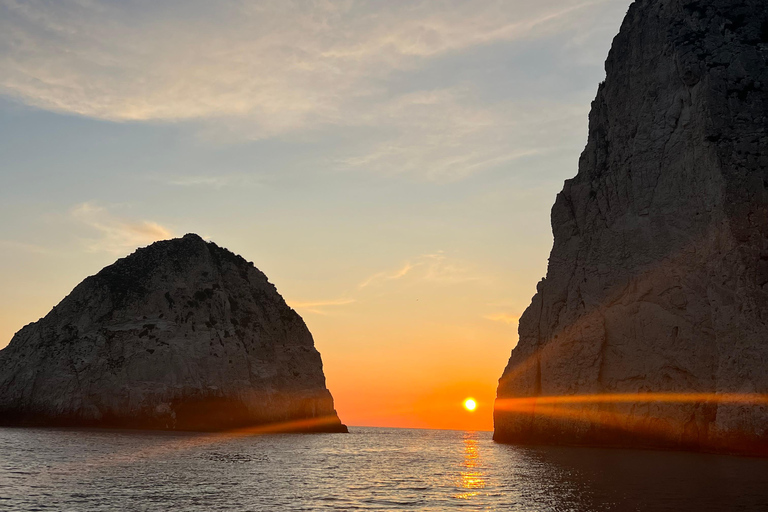 Laganas: Experiência do pôr do sol em Myzithres com lancha VIP