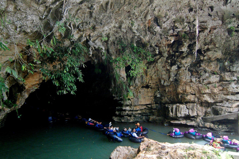 Yogyakarta : voyage d&#039;aventure dans la grotte de Pindul et la rivière OyoYogyakarta : voyage d&#039;aventure à la grotte de Pindul et à la rivière Oyo