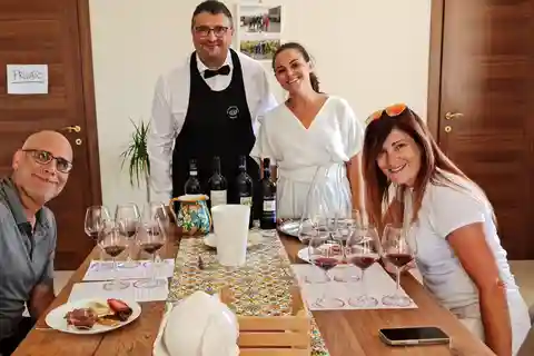 Campobello di Licata: Tour della cantina con esperienza di imbottigliamento