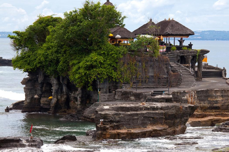 巴厘岛塔曼阿尤恩和塔纳洛特日落之旅