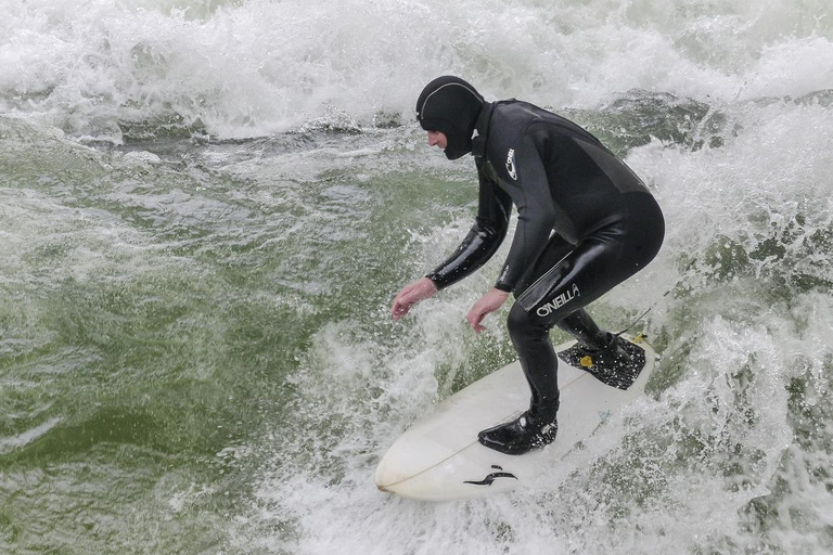 Eisbachwelle: Surfing w centrum Monachium - Niemcy