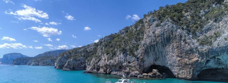 Depuis Cala Gonone : transfert en bateau à moteur jusqu'à la plage de Cala Luna.
