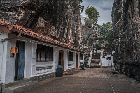 Sigiriya: Nuwara Eliya Transfer with Temples, Spices & More