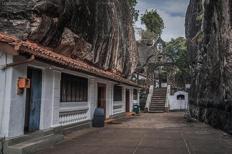 Sigiriya: Nuwara Eliya Transfer with Temples, Spices & More