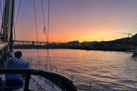 Ekskluzywny rejs o zachodzie słońca z lokalnym winem i portugalskimi przekąskamiPrywatna wycieczka dla grupy 2/3 godziny rejsem o zachodzie słońca z przekąskami i drinkiem po
