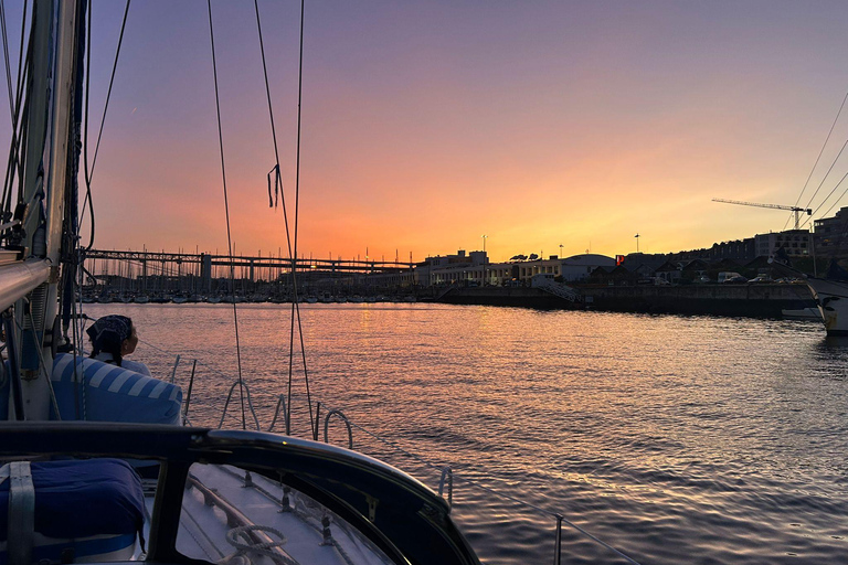 Ekskluzywny rejs o zachodzie słońca z lokalnym winem i portugalskimi przekąskamiPrywatna wycieczka dla grupy 2/3 godziny rejsem o zachodzie słońca z przekąskami i drinkiem po