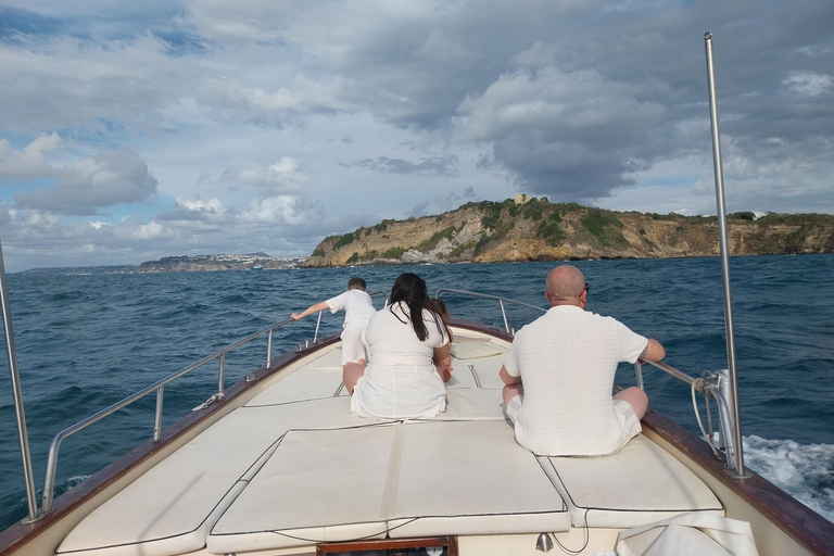 Procida : Excursion en bateau privé avec vue sur la mer et plongée en apnéeProcida Vue sur la mer