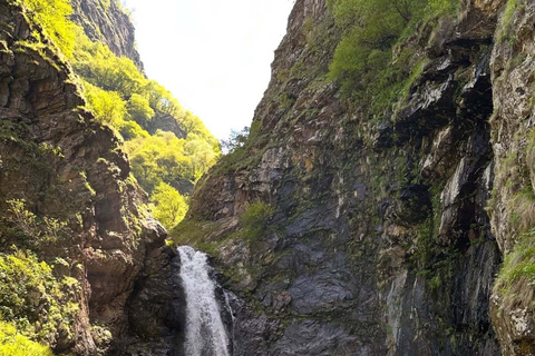 Kazbegi: Gveleti Waterfall 4x4 Jeep Tour & Guided Hike