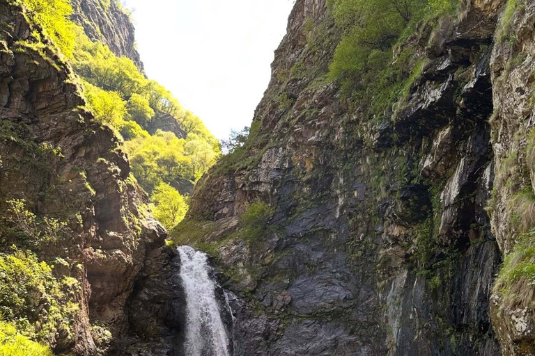 Kazbegi: Gveleti Waterfall 4x4 Jeep Tour & Guided Hike
