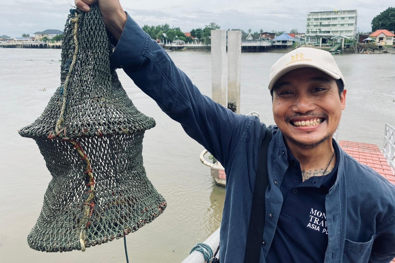 Bangkok: Railway Market & Floating Market Private Tour