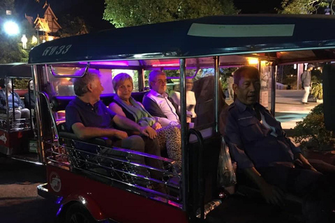 Chiang Mai : Visite nocturne des temples et de la cuisine de rue en tuk tuk