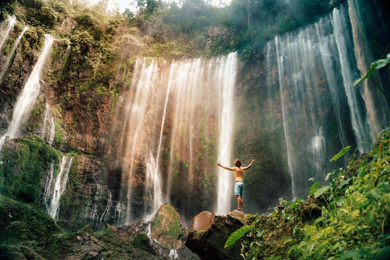 Desde Yogyakarta: Tumpak Sewu y Excursión al Amanecer del Monte BromoVisita compartida con alojamiento y ticket de entrada