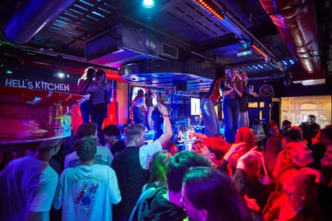 Lyon: Fiesta Riviera Bar Crawl con chupitos gratis y entrada Vip