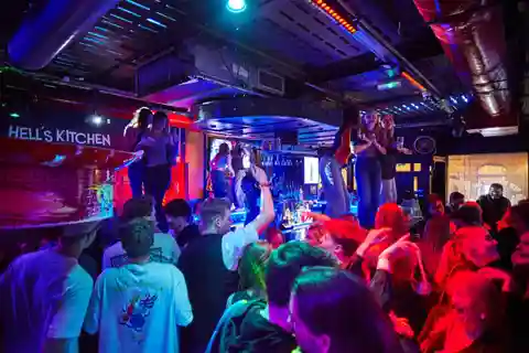 Lyon : Soirée Riviera Bar Crawl avec shots gratuits et entrée Vip