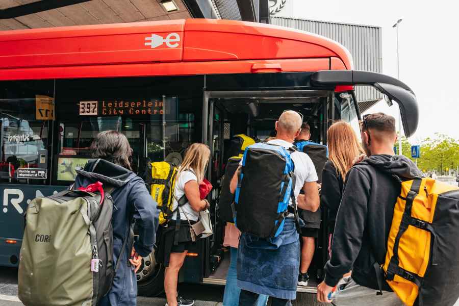 Amsterdam: Flughafen-Express-Bustransfer zum/vom Stadtzentrum