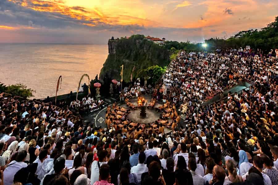 Bali: Rundgang durch den Uluwatu-Tempel mit Kecak-Show bei Sonnenuntergang. Foto: GetYourGuide Bali: Rundgang durch den Uluwatu-Tempel mit Kecak-Show bei Sonnenuntergang. Foto: GetYourGuide