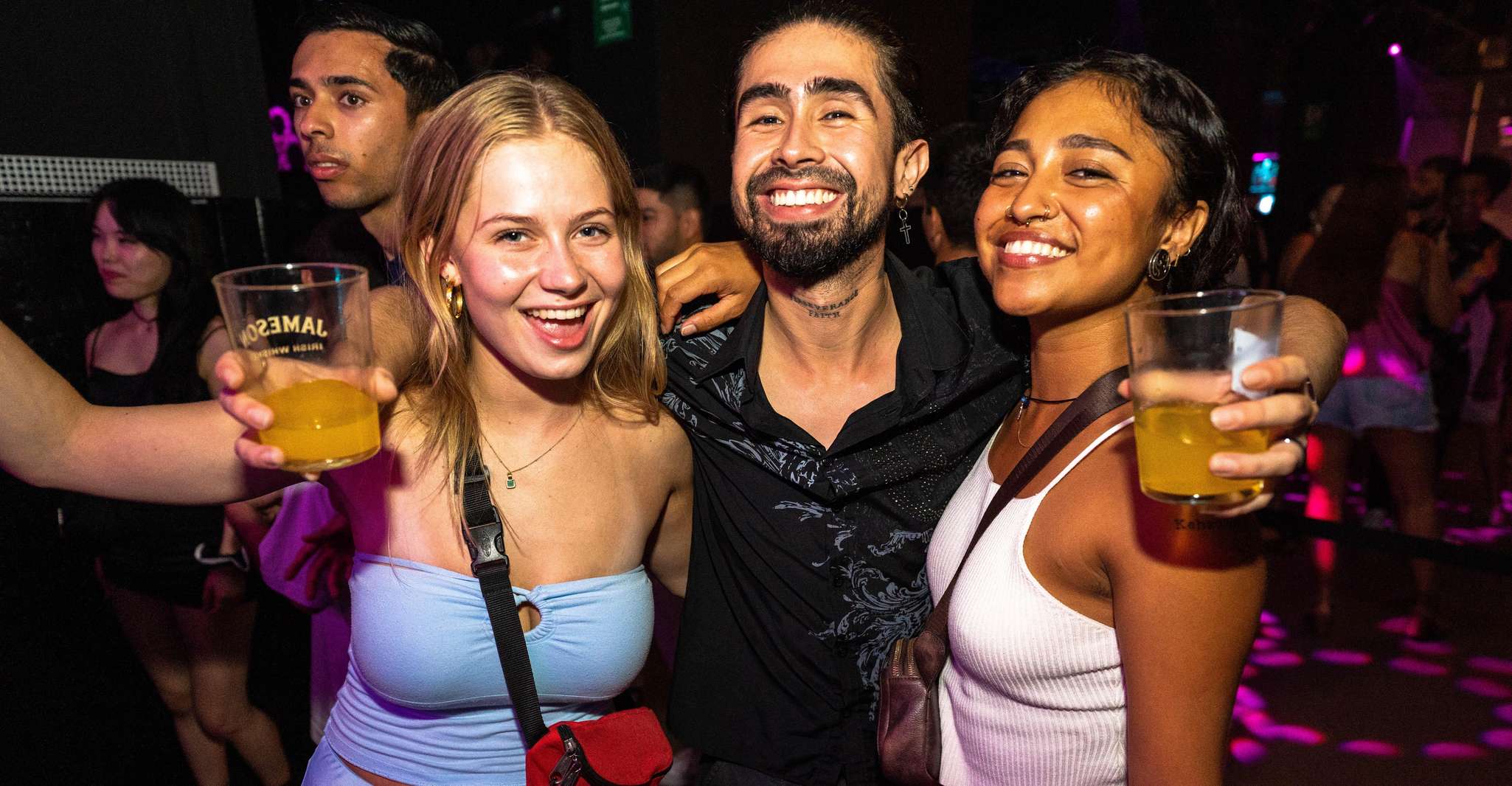 Barcelona, Pub Crawl mit 1-Stunden-Bar und VIP-Club-Eintritt - Hizvo