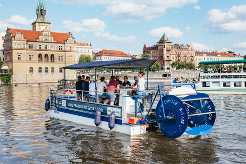 Praga: nadando em uma bicicleta de cerveja em um barco